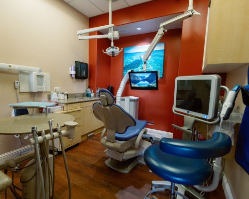 Emergency dental treatment room equipped for urgent care with immediate pain relief and trauma treatment capabilities